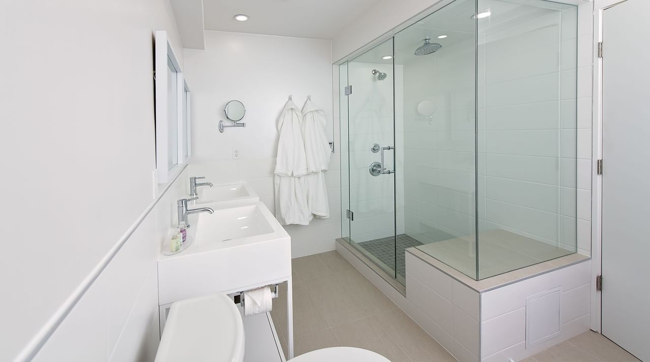 Coast Canmore Hotel & Conference Centre - King Suite Bathroom Rain shower