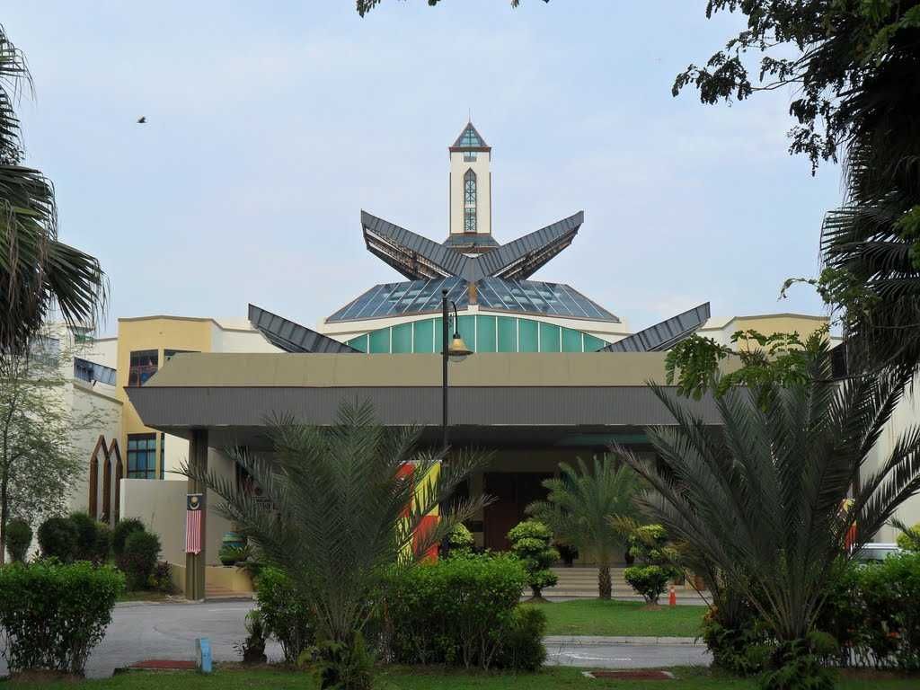 The Garden of Islamic Arts surrounded by lush greenery and palm trees near Saujana Hotel Kuala Lumpur
