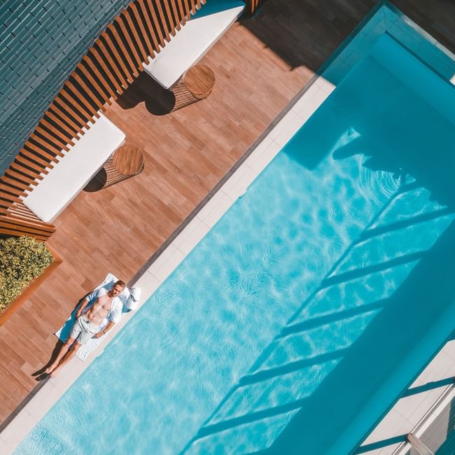 Aerial view of the hotel pool at Pullman King George Square