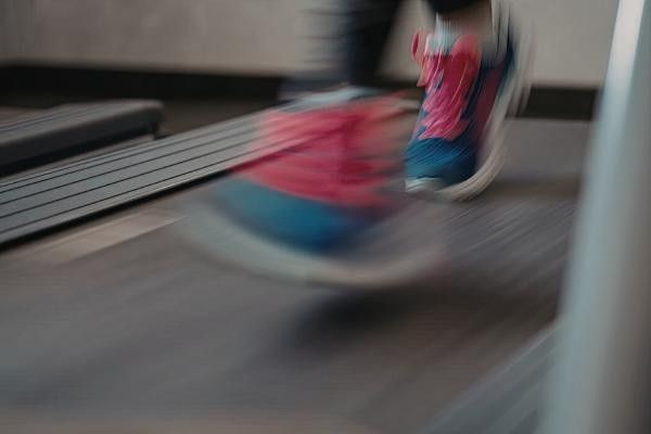 Person running on a treadmill at the gym preparing for the Lexicon Half Marathon.
