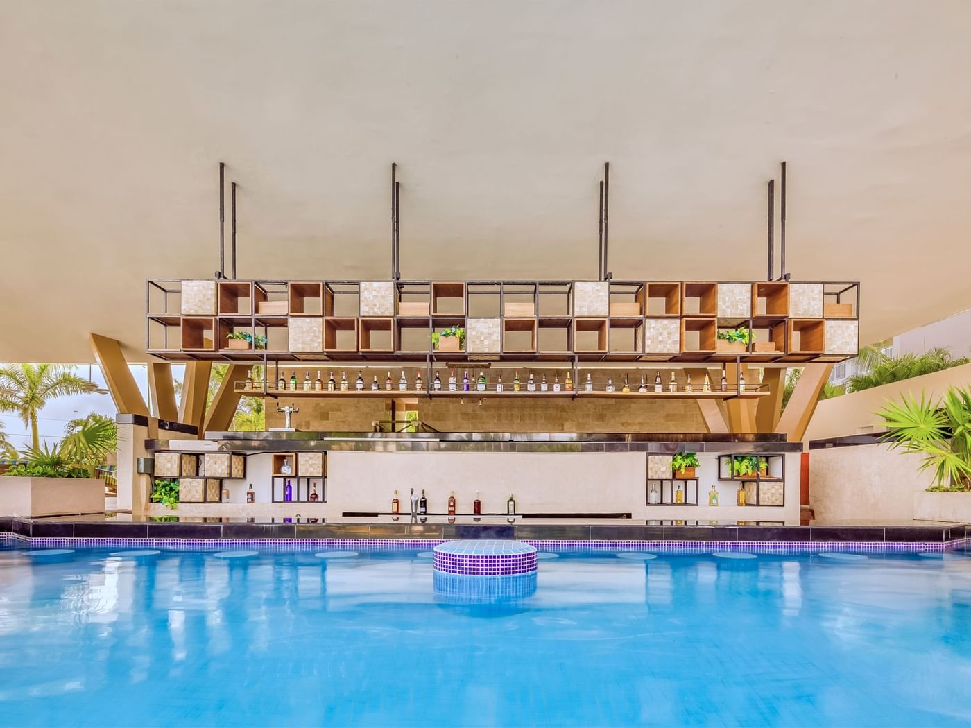 Bar La Cavichera junto a la piscina en Grand Fiesta Americana