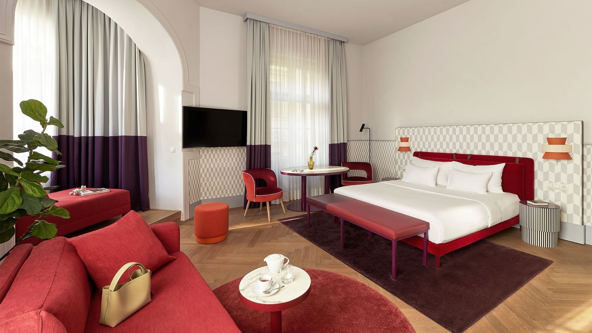 Ukázka Boutique Junior Suite s elegantním designem a pohodlným nábytkem na Falkensteiner Hotel Prague.