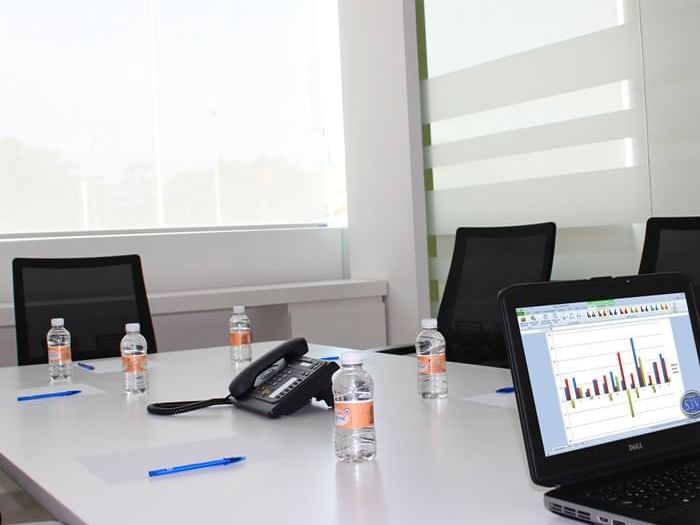 Mesa de conferencias con ordenador portátil en una Sala de Reuniones de One Hotels
