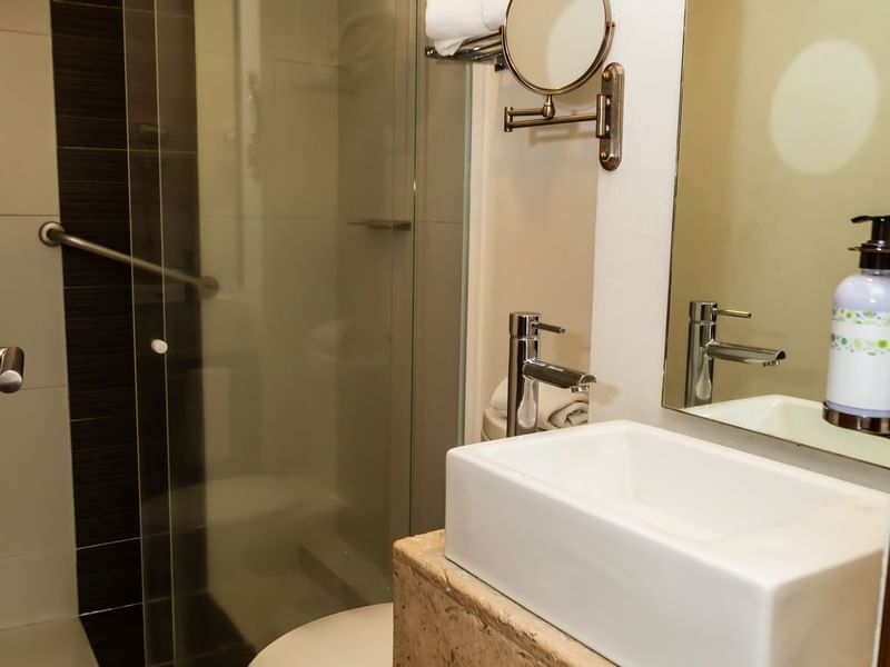 Bathroom vanity, washbasin, mirrors & amenities in Junior Suite Double at Gamma Hotels