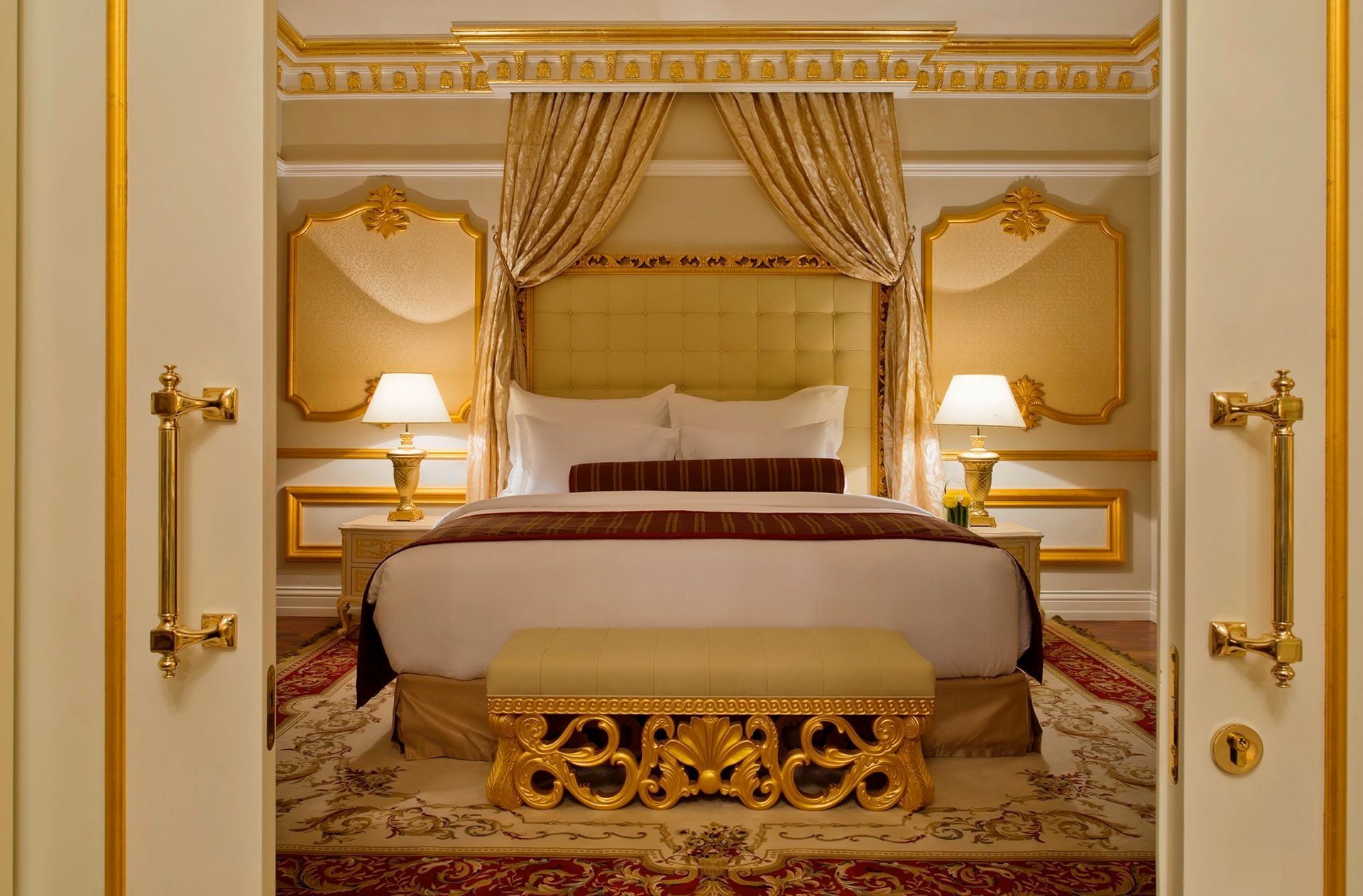 غرفة نوم في الجناح الملكيّ