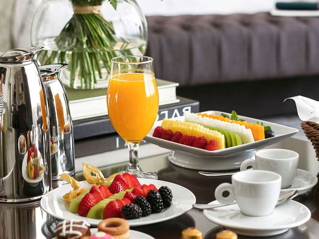 Desayuno continental en una habitación del Hotel Emperador Buenos Aires