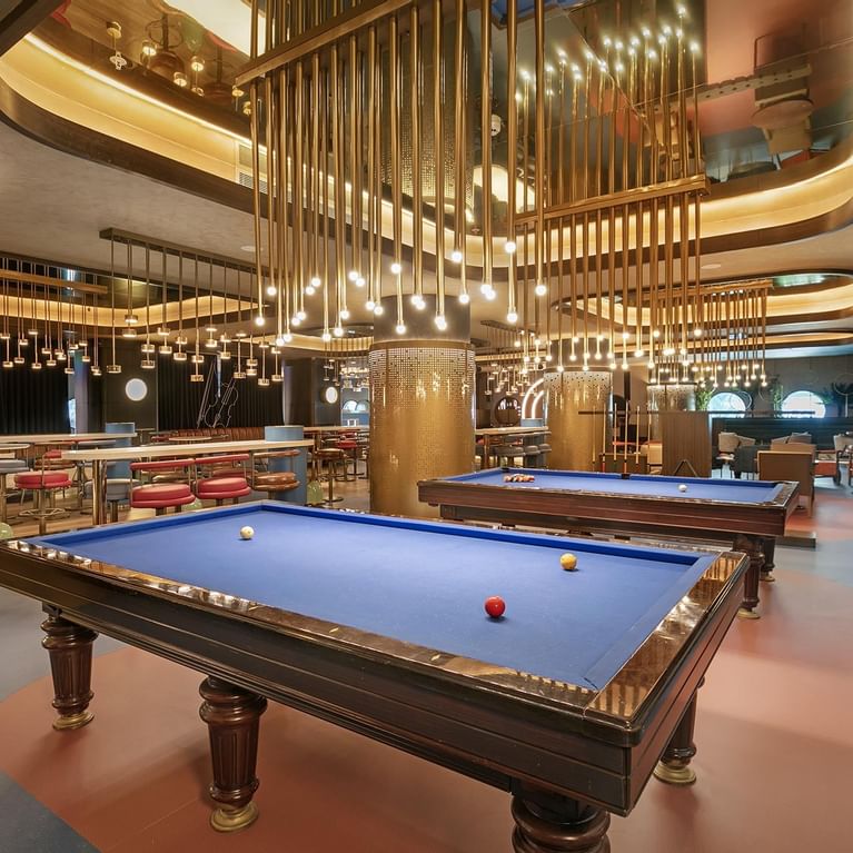 Titanic Deluxe Lara’daki Game Center’da bilardo toplarıyla düzenlenmiş bilardo masaları, eğlenceli vakit geçirmek isteyen misafirler için ideal bir alan sunuyor.