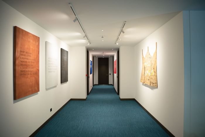 Corridoio moderno con tappezzeria blu e opere d'arte alle pareti di DUPARC Contemporary Suites