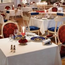 Dining table with candle light in Vanitas at Palazzo Versace
