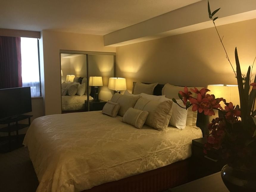 Chambre d'hôtel confortable avec lampes au Cartier Place Suite Hotel