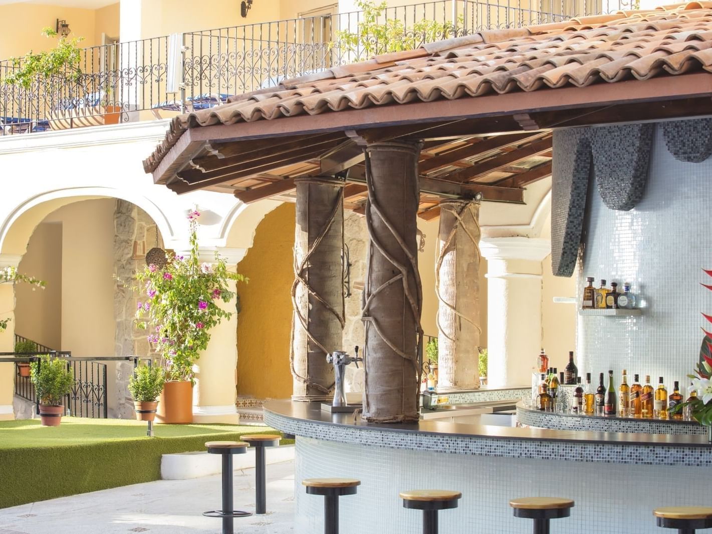 La Iguana Bar with open counter & bar stools at Playa Los Arcos