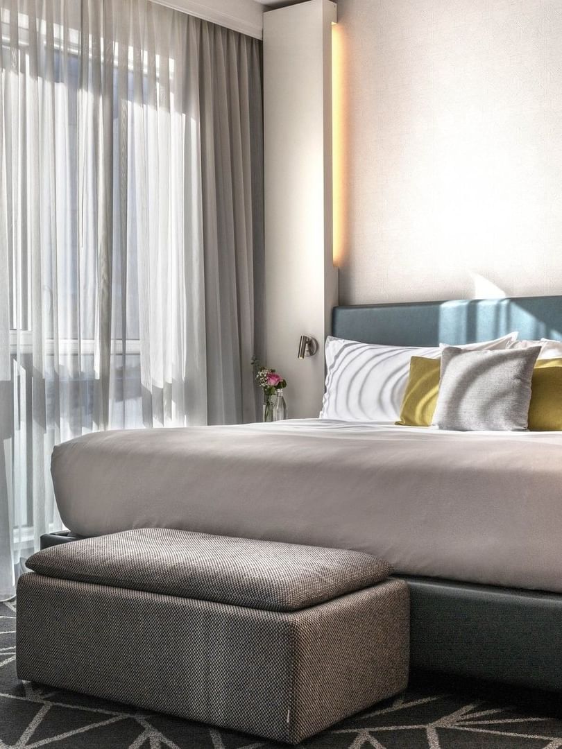 Suite Loft élégamment aménagée, dotée d'un grand lit et d'une décoration moderne, au Warwick Le Crystal Montréal.