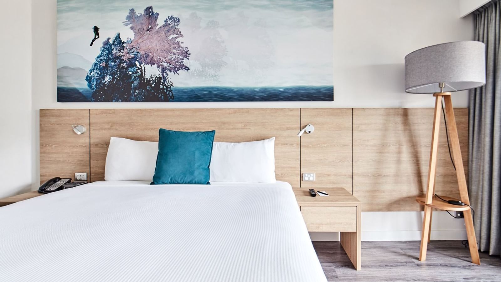 Novotel Cairns Oasis Resort | Deluxe Room Pool View | Bed