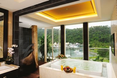 ダナ・ランカウイ・ホテルの屋外を見渡せるジャグジールーム