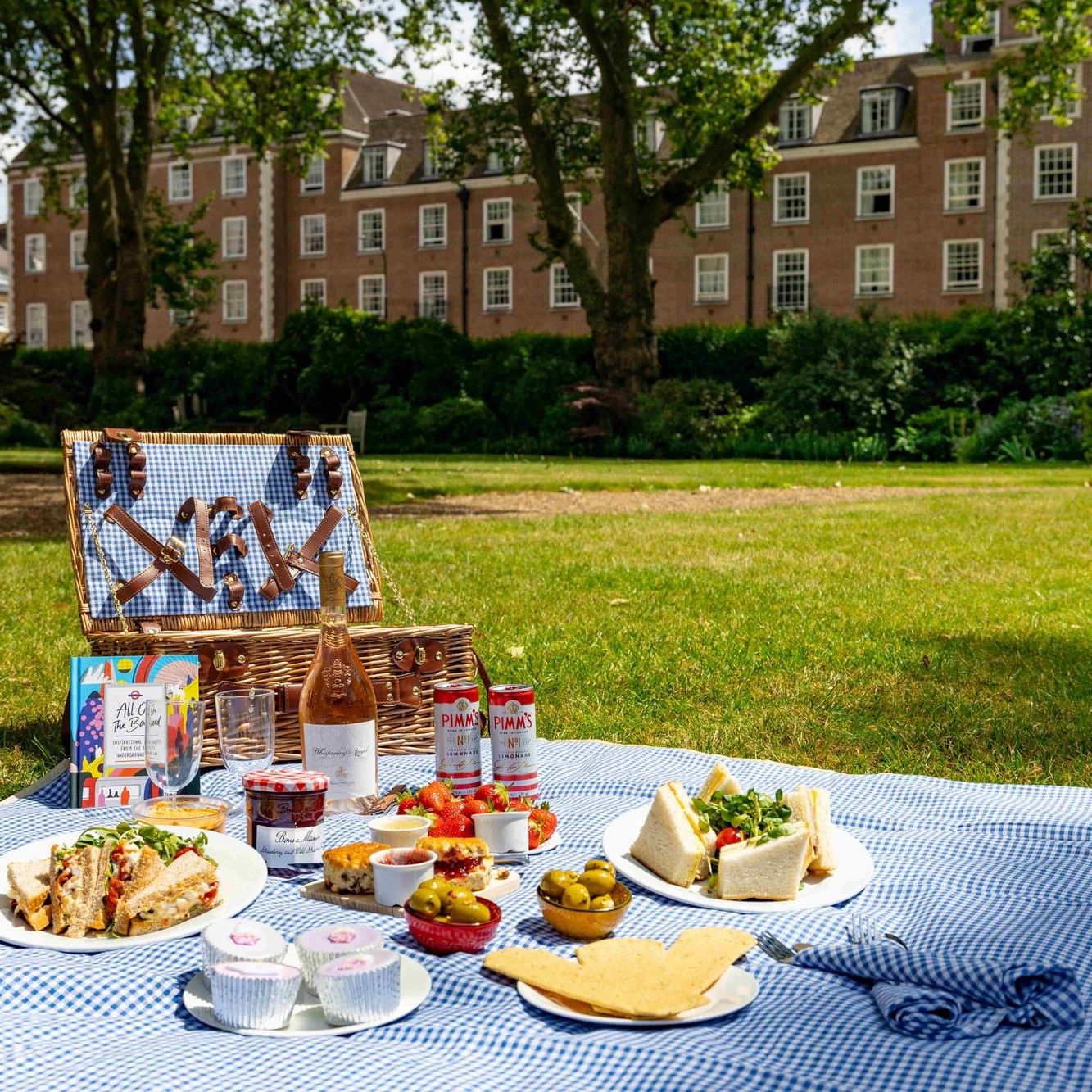 The Goodenough Hotel Picnic on a blanket in Mecklenburgh Gardens