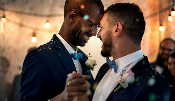 una pareja bailando y sonriendo