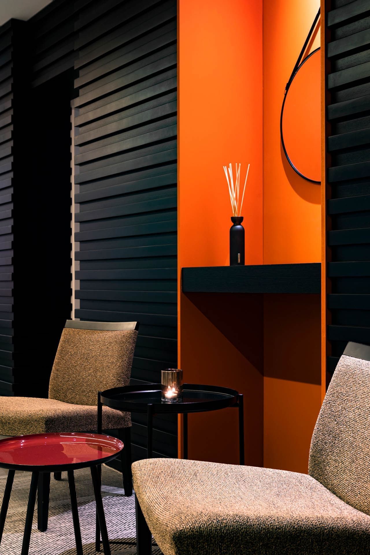 Hall avec poufs à l'Escale Oceania Pornichet La Baule