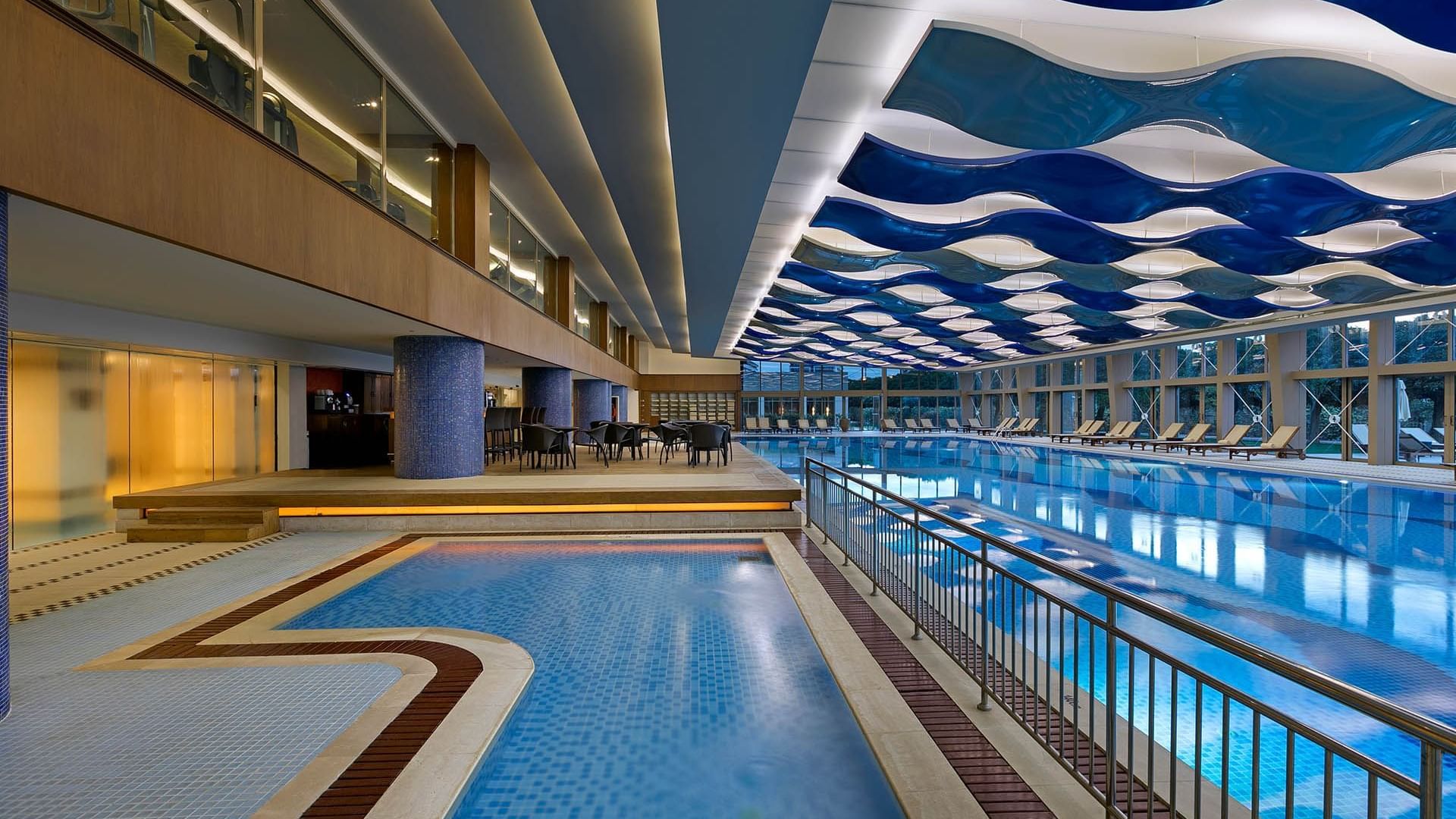 Innenpool mit Sitzbereich im Amon Spa im Titanic Mardan Palace.