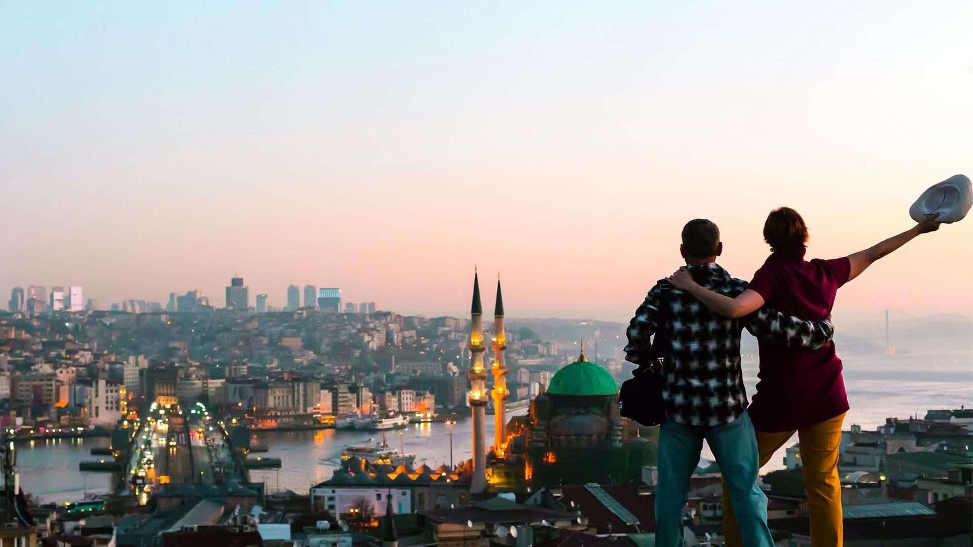 Titanic Business Kartal’da şehir manzaralı terasta akşam saatlerinde özçekim yapan bir çiftin görüntüsü