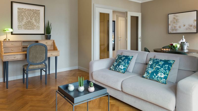 The living room of the Premium Suite at Warwick Reine Astrid - Lyon