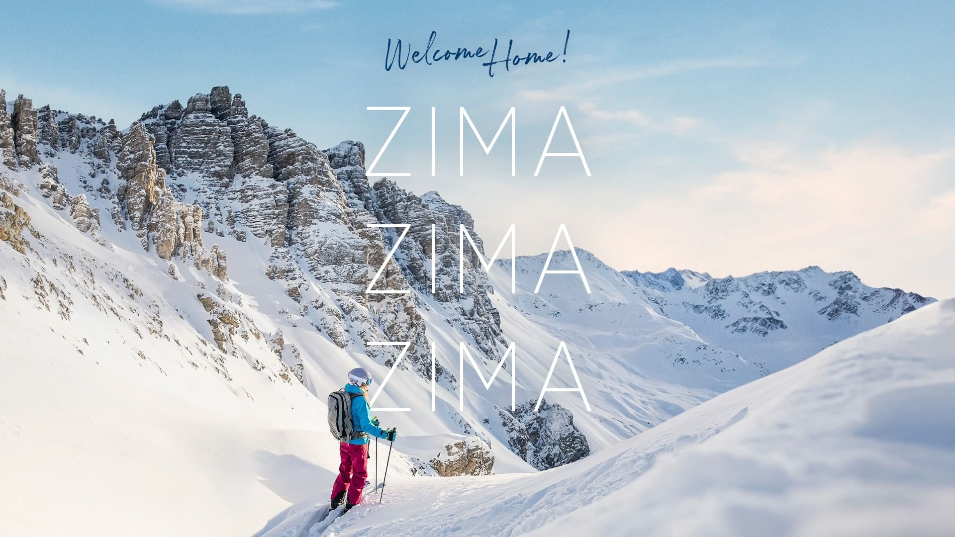 Planinar s leđacima i skijama na snježnoj padini planine, s tekstom Welcome Home! ZIMA ZIMA ZIMA.