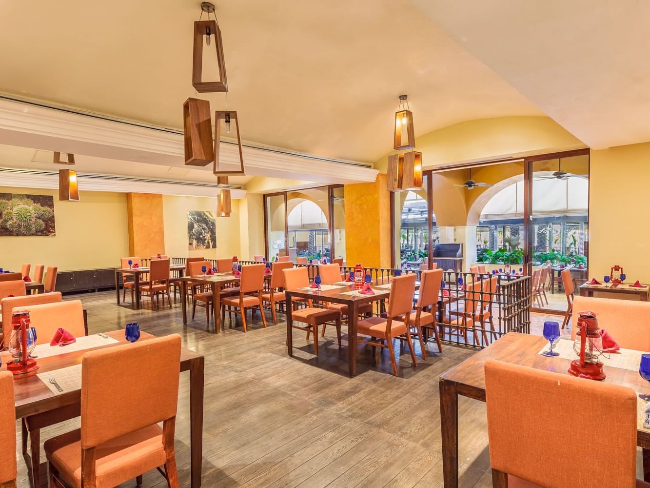 Dining table setup in El Mexicano at Grand Fiesta Americana