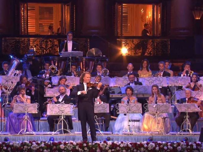 André Rieu spielt vor dem Johann Strauss Orchester.