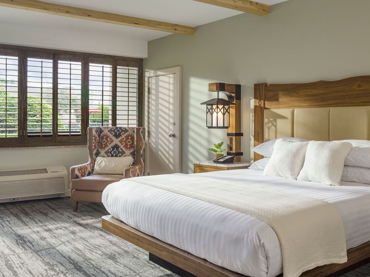 Single King bedroom with a balcony at High Peaks Resort