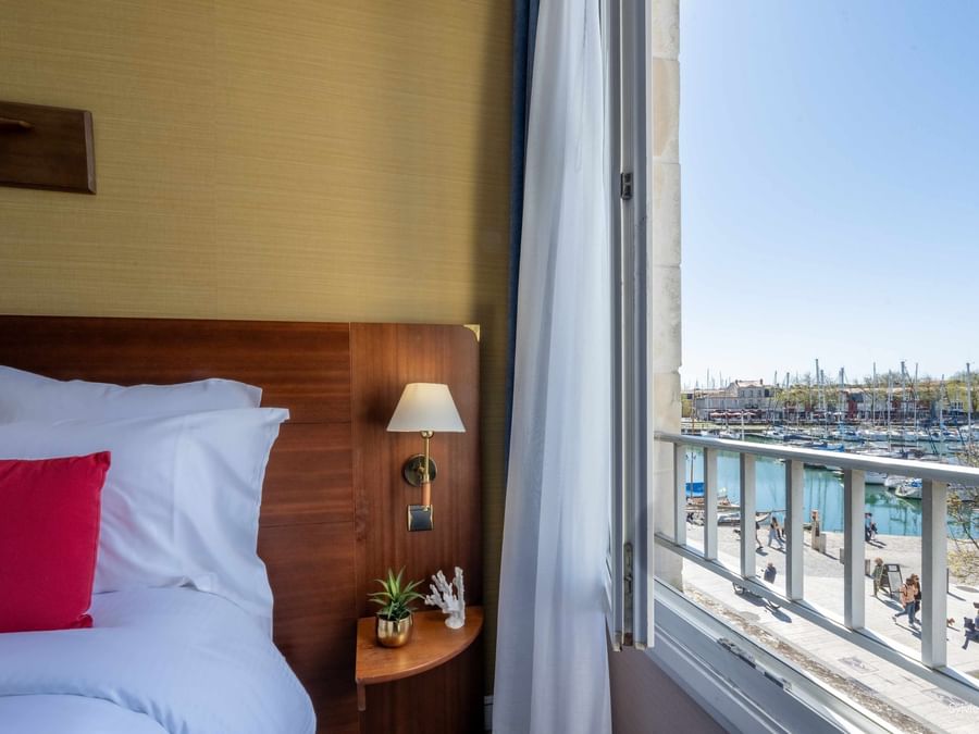 Chambre confortable avec vue sur le port au Hôtel Le Yachtman.