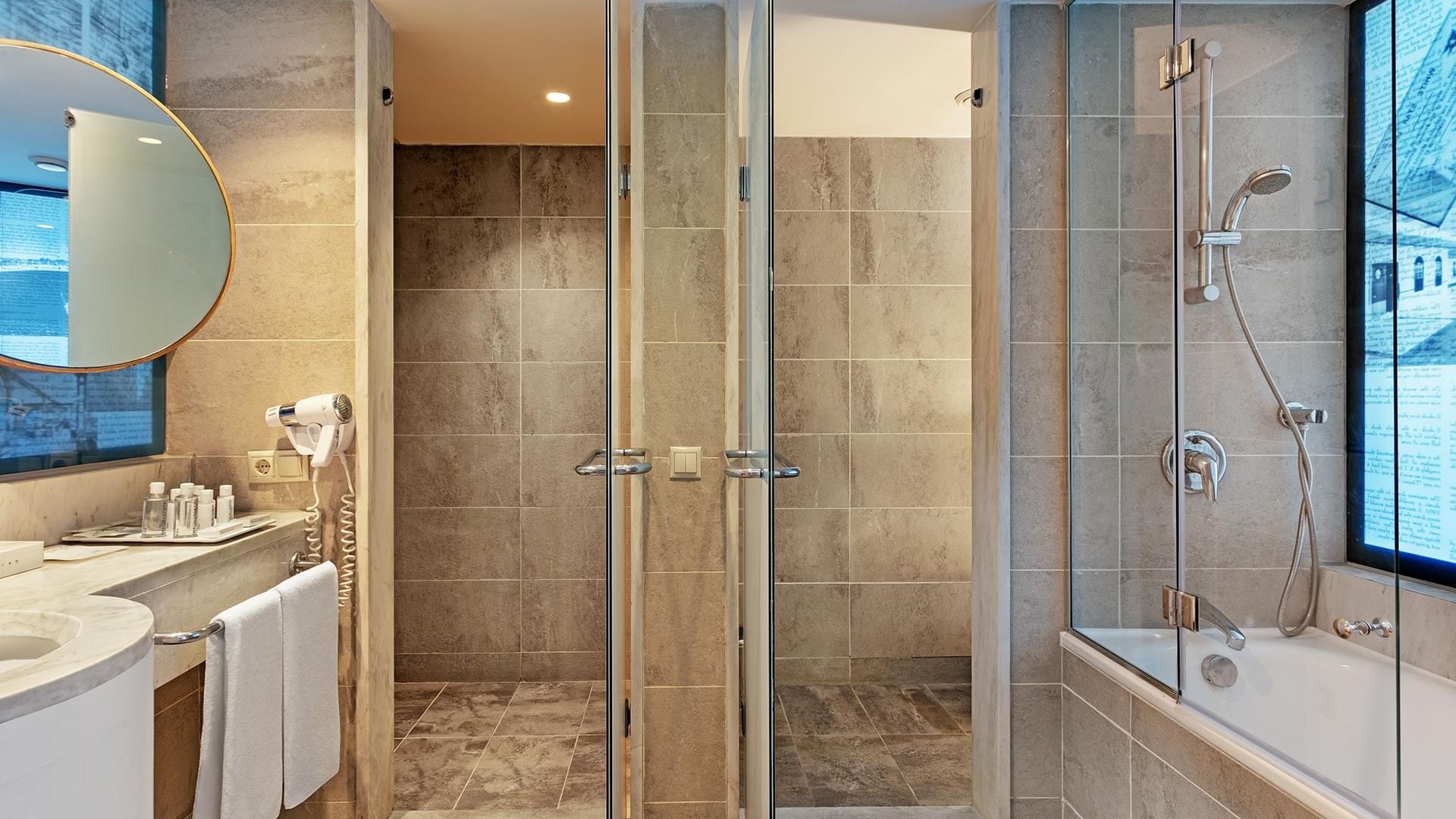 Роскошная ванная комната в Titanic Deluxe Lara – Annex Family с стеклянной душевой кабиной, ванной и большим зеркалом.