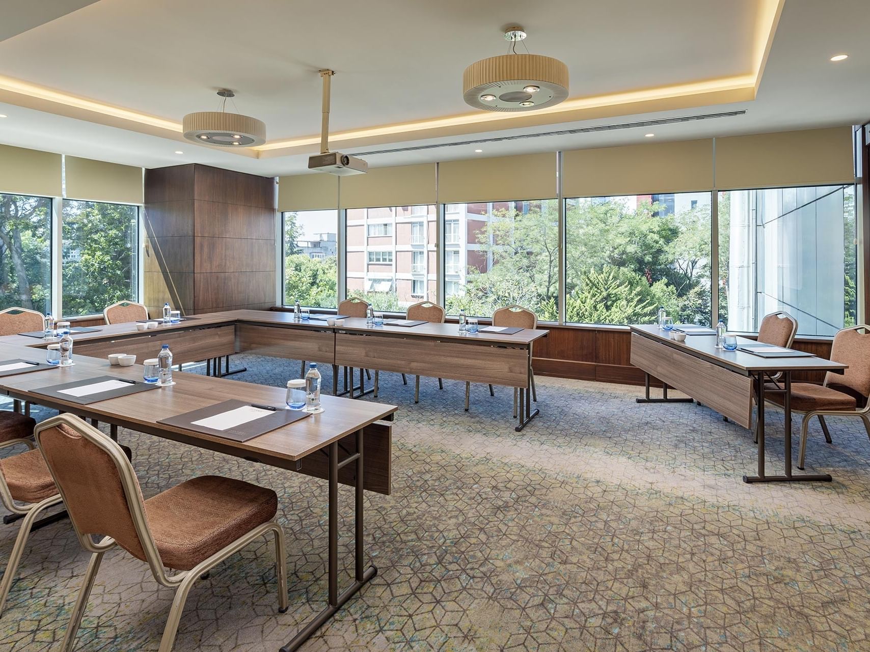 Aegean’ toplantı salonunda projeksiyon perdesiyle U şeklinde masa kurulumu Titanic Port Bakırköy’de.