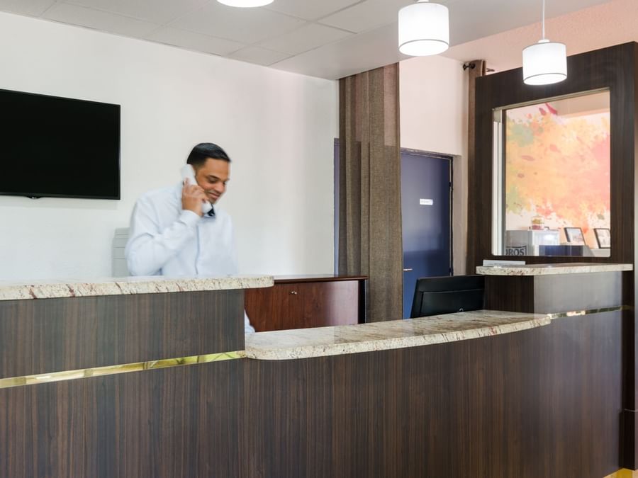 A receptionist at the reception desk in Tabl'Hotel