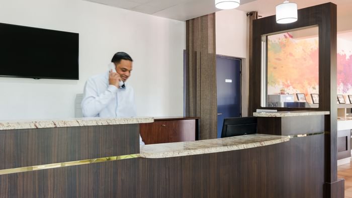 A receptionist at the reception desk in Tabl'Hotel