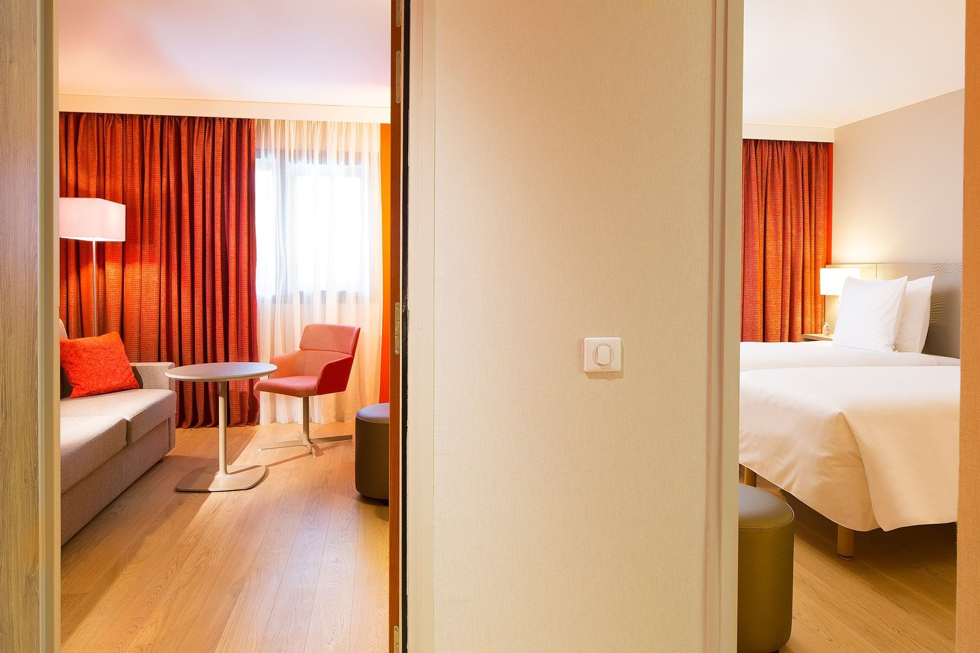 Coin salon et chambre dans une chambre à l'Oceania Paris Roissy CDG