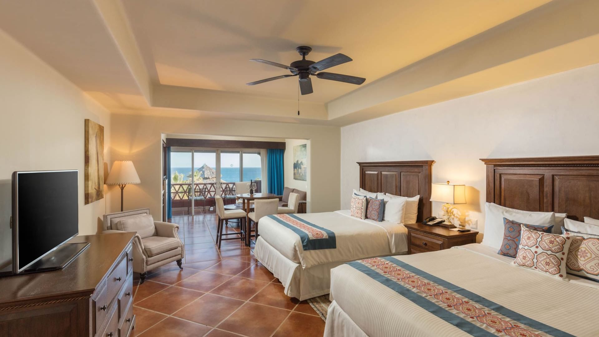 Estudio con 2 Camas Queen, camas queen, muebles de madera y balcón con vista al mar en Hacienda Del Mar Los Cabos