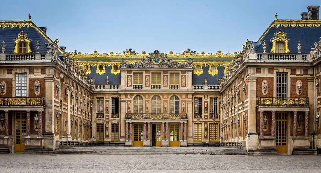 Façade baroque du Château de Versailles avec ornements dorés et toit d'ardoise à l'Hotel Westminster Warwick Paris