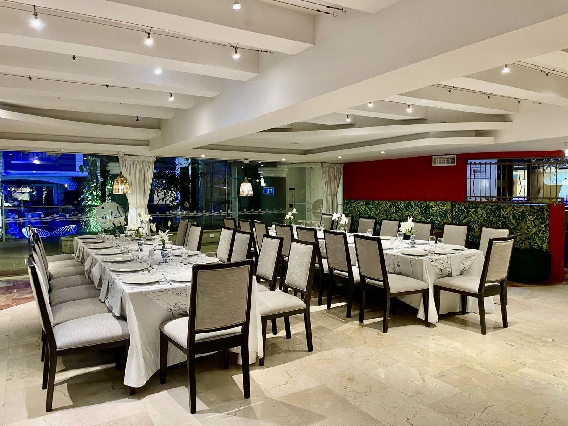 Elegantly set dining table for a large private event at the Country International Hotel, best restaurants in Barranquilla