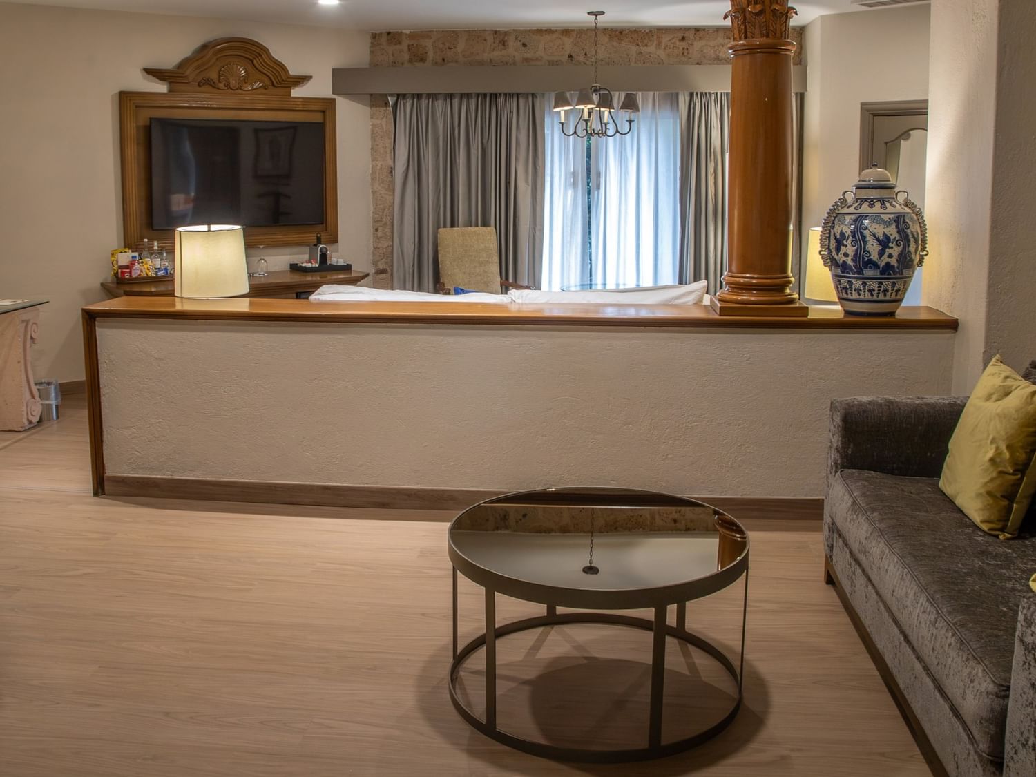 Amplia Master Suite King con sala de estar, mesa de centro redonda y decoración elegante en Quinta Real Guadalajara