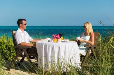 Couple having outdoor breakfast at Windsong Resort On The Reef