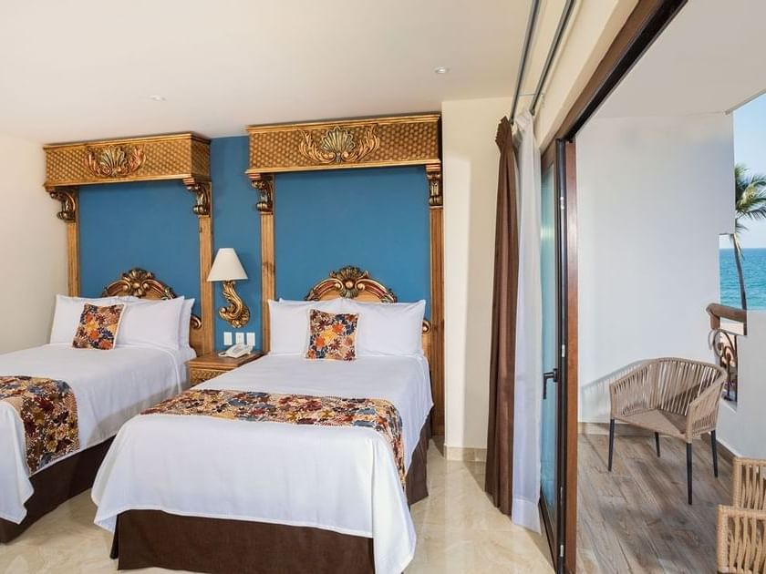 Twin single beds in Superior Premium Room at Playa Los Arcos