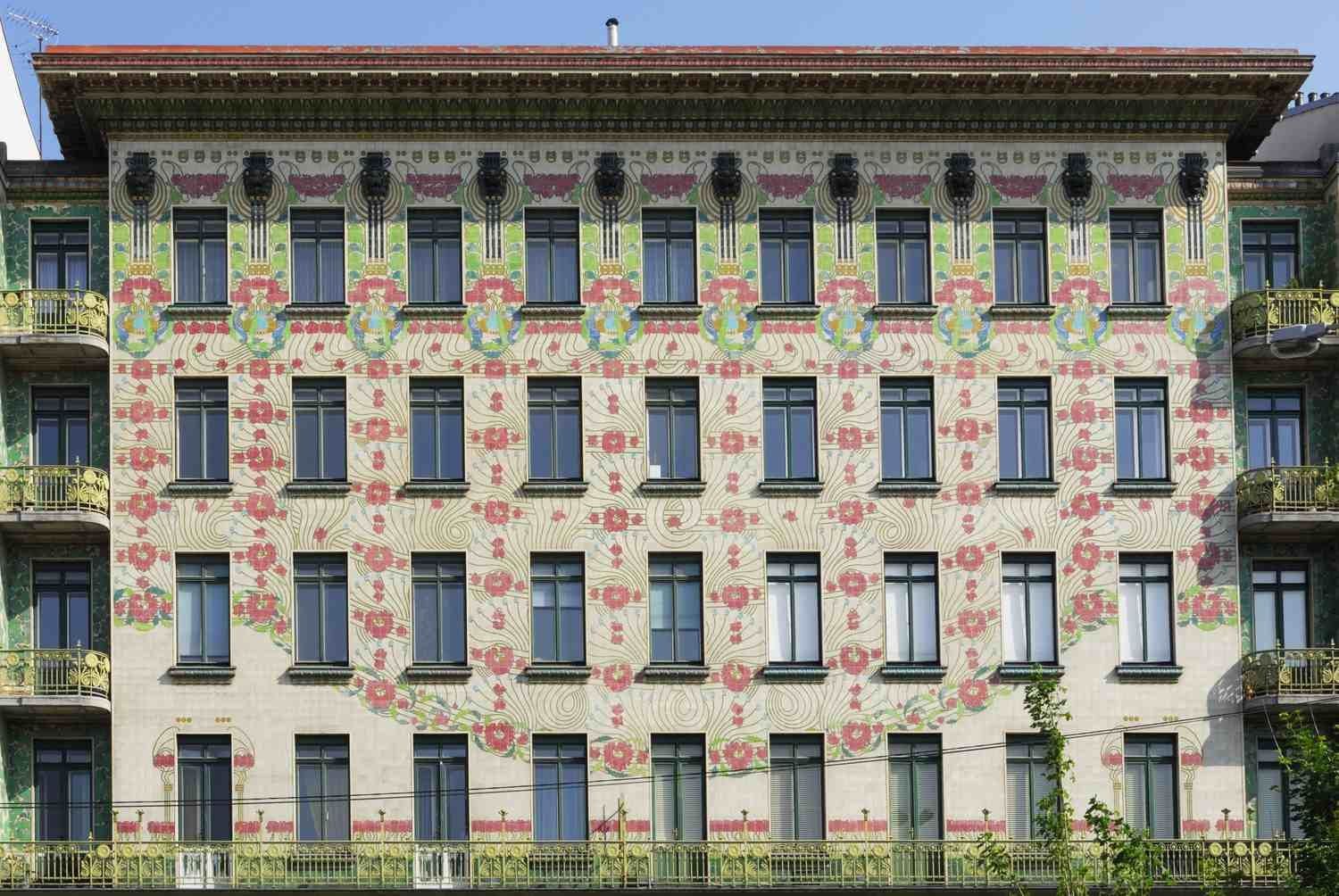 Majolikahaus in Wien mit farbenfroher Jugendstil Fassade und floralen Ornamenten von Otto Wagner.