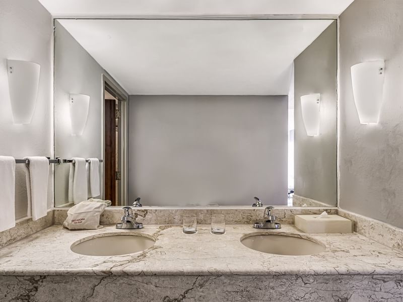 Baño moderno con doble lavabo en Junior Suite, 1 King en Fiesta Inn Express Nuevo Laredo con espejo y encimera de mármol