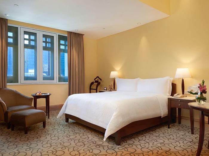 The Quay Room with a king bed at Fullerton Singapore