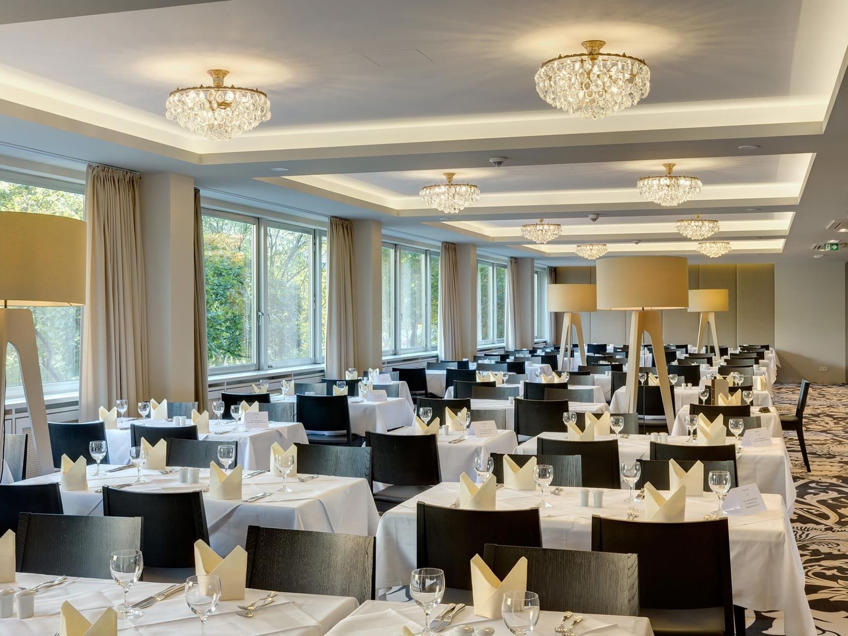 The breakfast restaurant at Hotel Sylter Hof Berlin features modern décor and abundant natural light.
