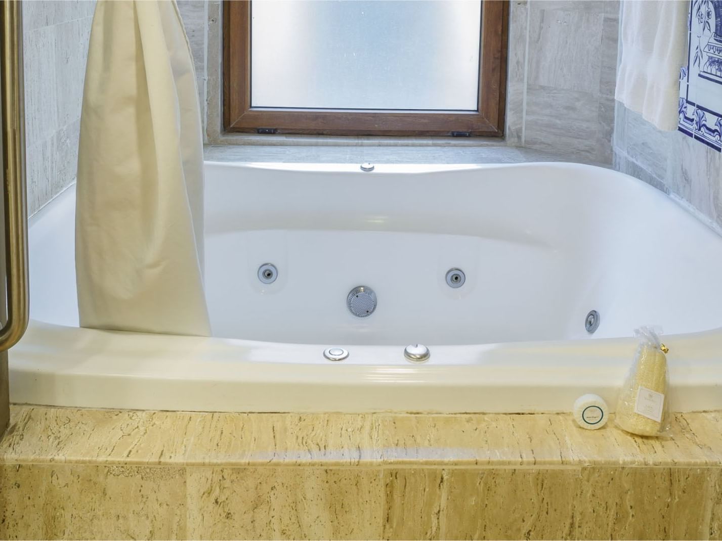 King Governor Suite Close-up of a white jetted soaking tub with premium bath amenities at the grand Quinta Real Guadalajara