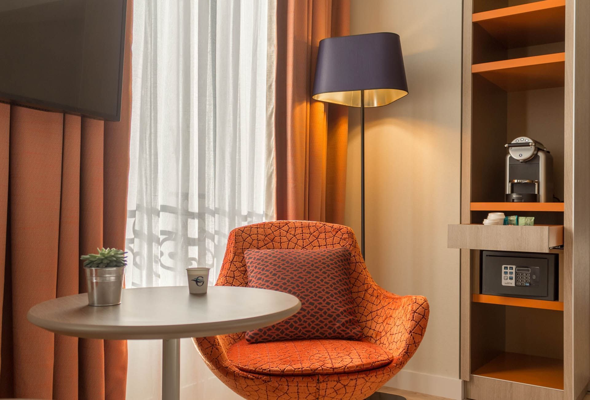 Intérieur de la chambre Deluxe à l'Oceania Le Métropole Montpellier