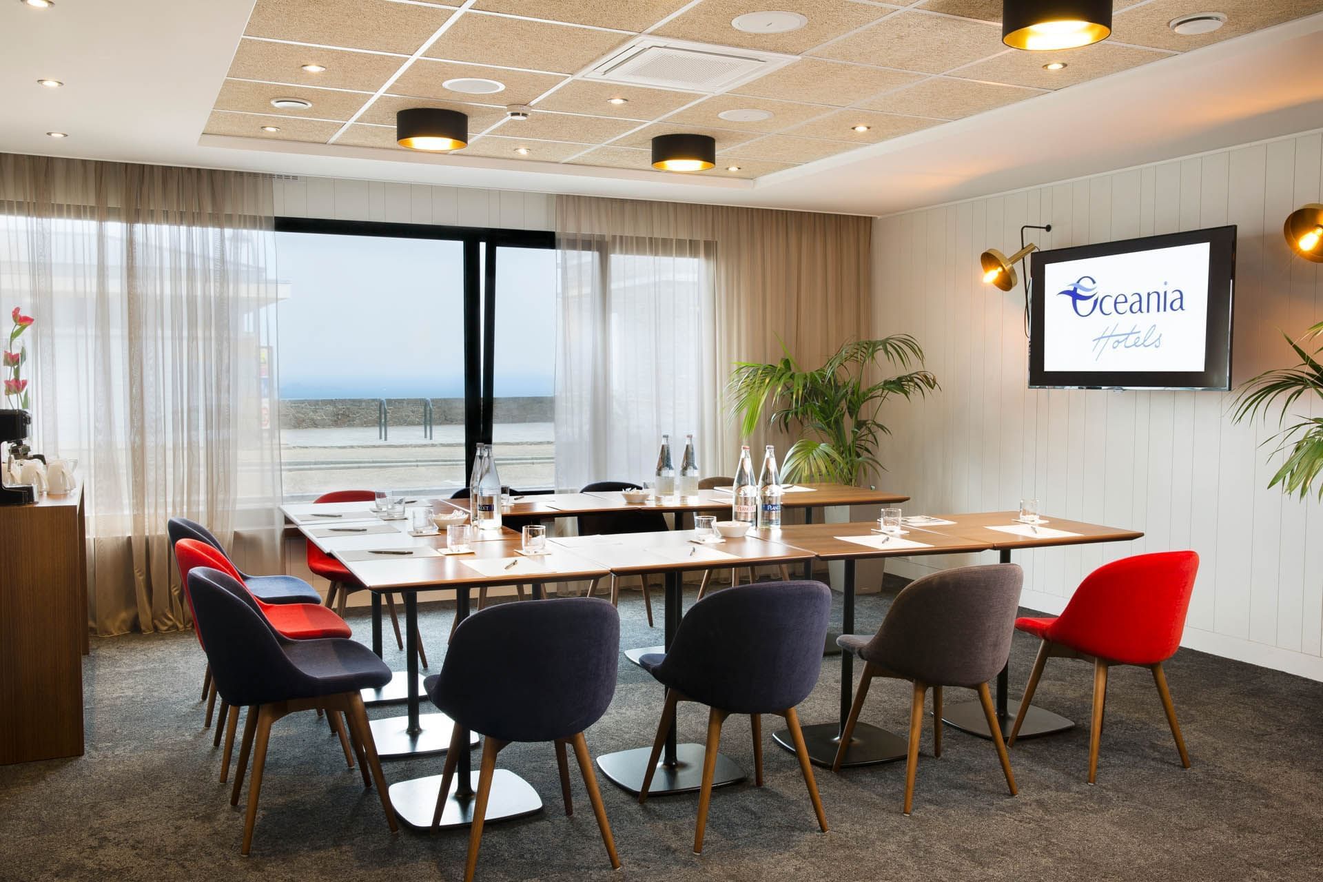 Table de réunion en U avec vue sur l'océan à l'Escale Oceania Saint-Malo