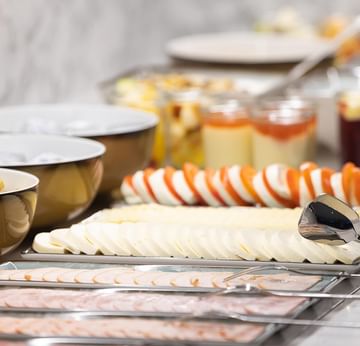 Genießen Sie eine Auswahl an frisch geschnittenen Belägen und anderen Köstlichkeiten am Frühstücksbuffet im Restaurant des Titanic Comfort Kurfürstendamm.