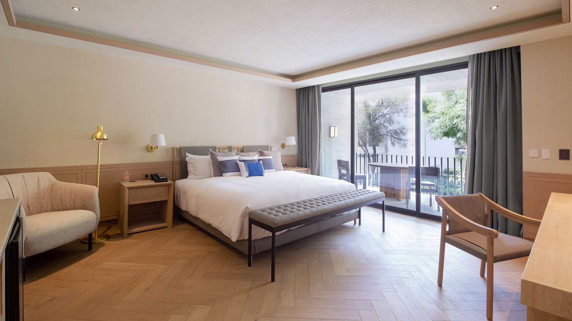 Suite King Superior Viceroys con cama king, piso de madera y balcón al jardín en Camino Real Polanco México