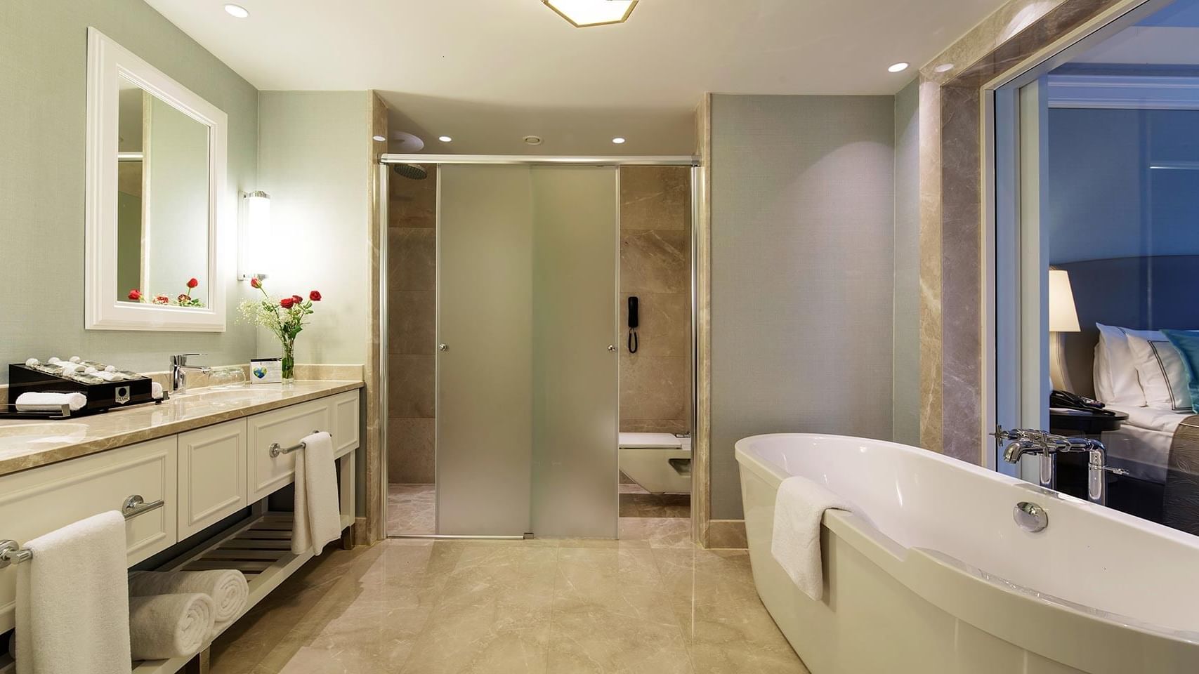 Ванная комната виллы Exclusive Pool в Titanic Deluxe Golf Belek — гармония роскоши и уюта.